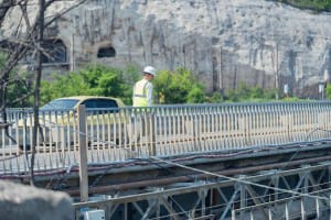 В Севастополе ремонтируют мост через реку Черную